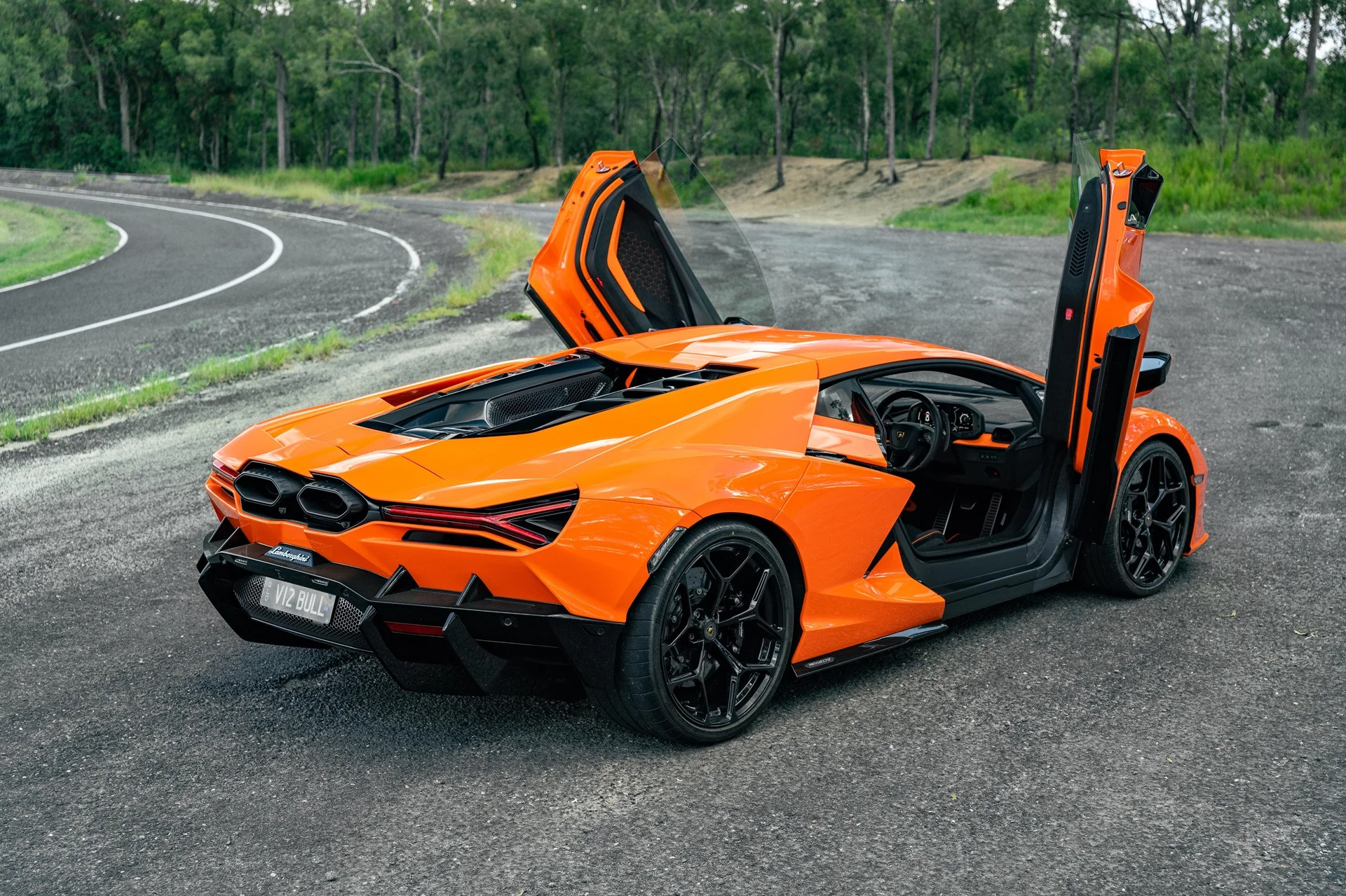 28-1753671883-sieu-xe-lamborghini-revuelto-cung-mau-minh-nhua-dat-mua-gap-loi-cua-tu-sat.webp