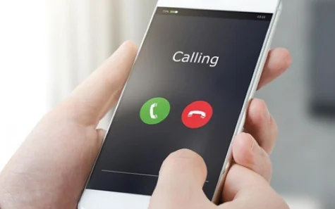 Rời quê vào Sài Gòn làm công nhân ép nhựa keo tại Q.Tân Phú, Dũng nhận đựợc tin từ nhà là gia đình D. đã có đơn tố cáo. Cô bé cũng gọi điện cho Dũng, muốn