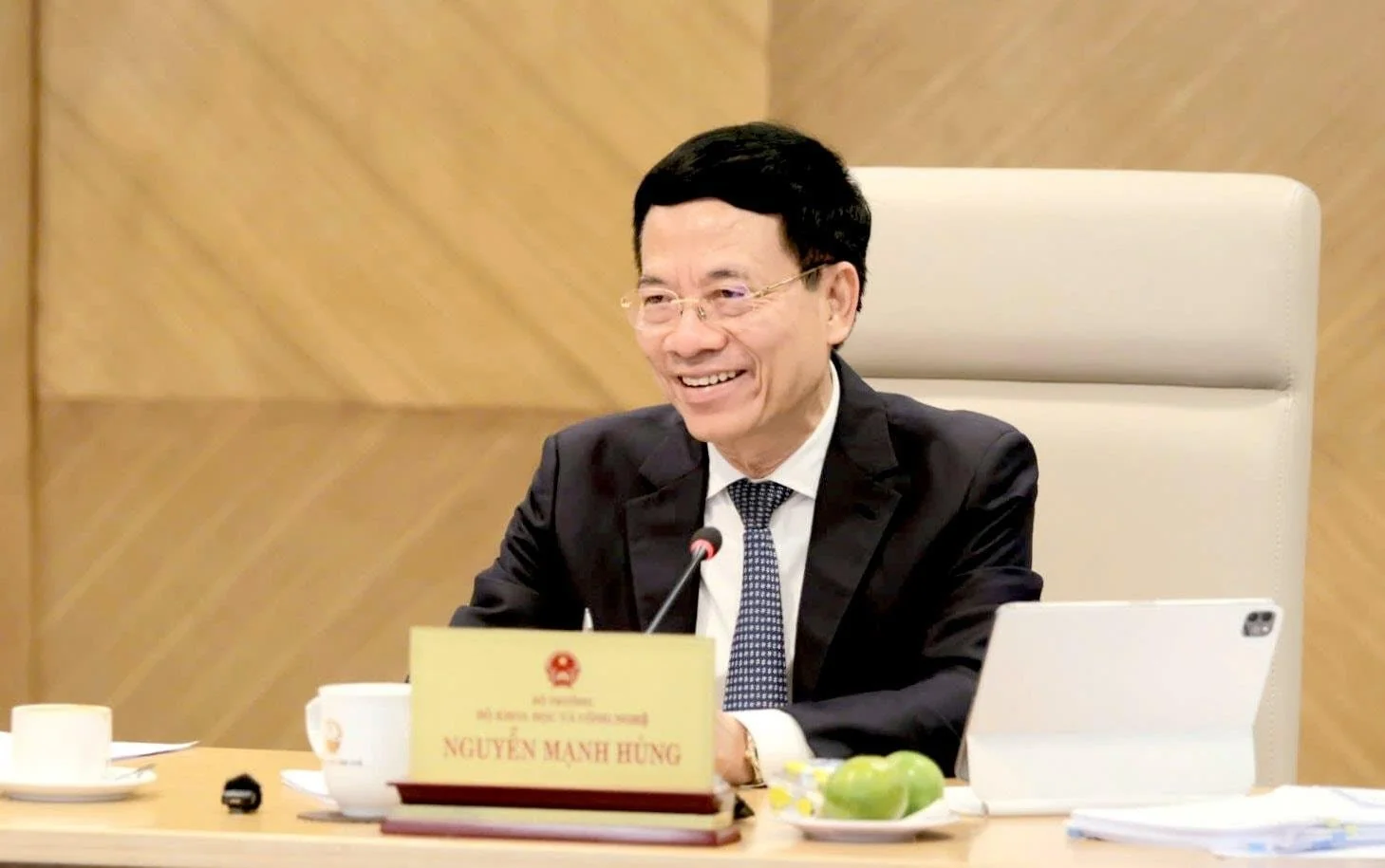 28-1753677433-bo-truong-nguyen-manh-hung-bay-gio-thay-vi-canh-tranh-ha-tang-da-den-luc-phai-chia-se-vnpt-viettel-phai-chia-se-ha-tang-cho-mobifone.webp