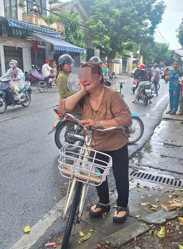 Kẹp 45 triệu trong sổ, người phụ nữ bật khóc khi làm rơi trên đường về nhà: Diễn biến không ngờ- Ảnh 1.