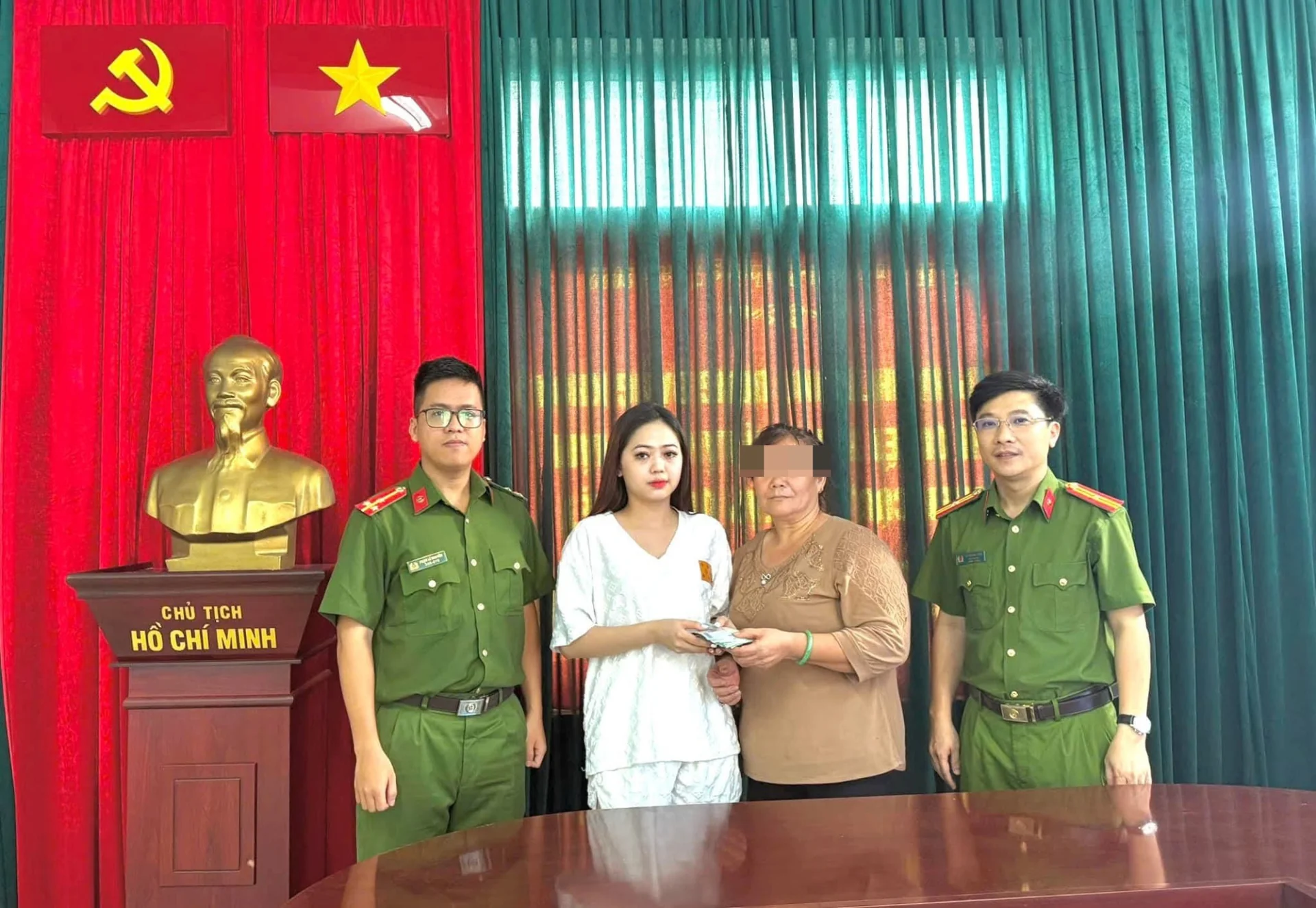 Kẹp 45 triệu trong sổ, người phụ nữ bật khóc khi làm rơi trên đường về nhà: Diễn biến không ngờ- Ảnh 2.