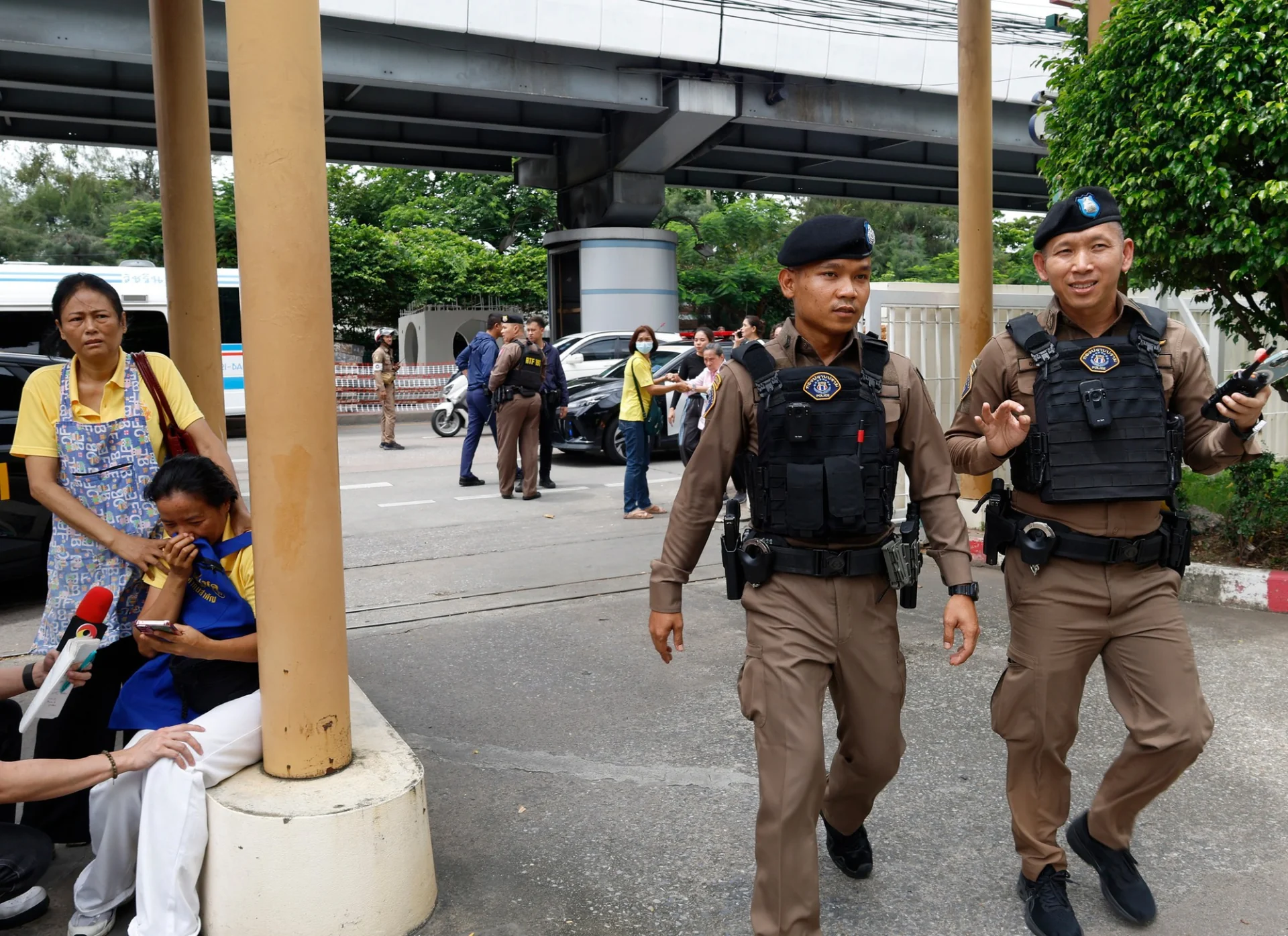 Toàn cảnh vụ xả súng rúng động tại chợ Bangkok: Nghi phạm tự sát ngay trước quầy hàng của vợ, hé lộ nguyên nhân không ngờ dẫn đến thảm kịch- Ảnh 6.