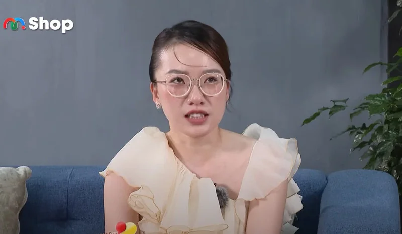 lan-dau-ve-ra-mat-co-gai-chao-bo-me-chong-tuong-lai-khien-ca-nha-dung-hinh-1753713953.webp