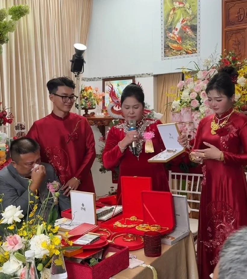 2 cô dâu 10x khiến MXH bùng nổ: Hồi môn toàn tiền với vàng, cưới xong 