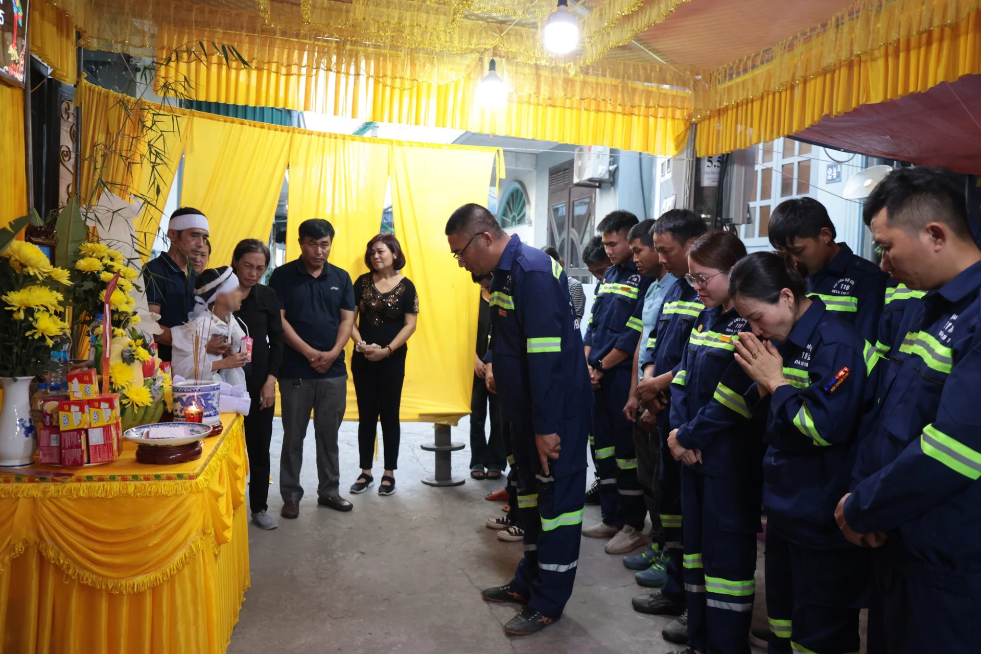 29-1753760324-le-tang-dam-nuoc-mat-cua-nguoi-cha-don-than-tu-nan-khi-tam-bien-hon-gai-de-lai-con-trai-khuyet-tat-va-me-gia.webp