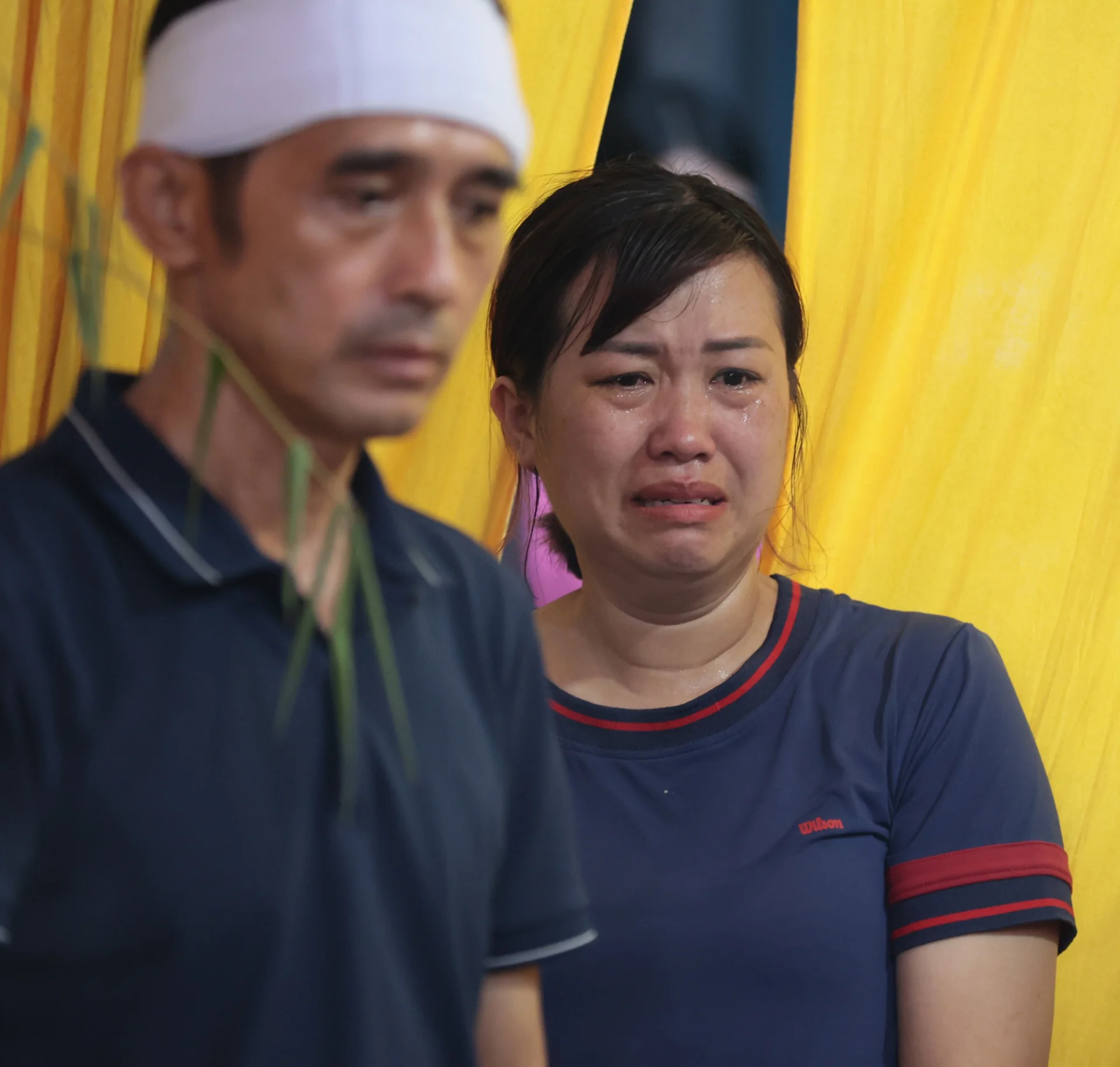 29-1753760341-le-tang-dam-nuoc-mat-cua-nguoi-cha-don-than-tu-nan-khi-tam-bien-hon-gai-de-lai-con-trai-khuyet-tat-va-me-gia.webp