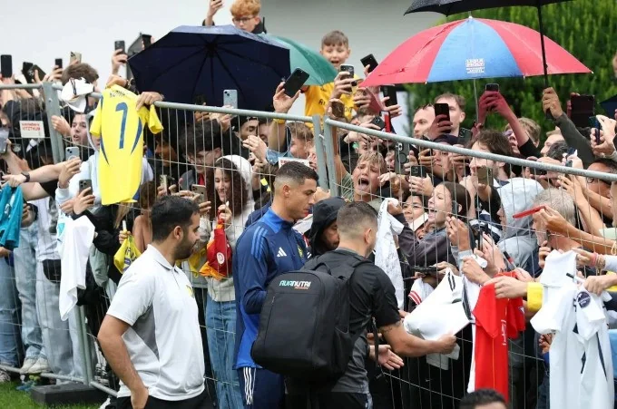 ronaldo-phan-no-de-doa-goi-canh-sat-vi-nguoi-ham-mo-quay-roi-1753763299.webp
