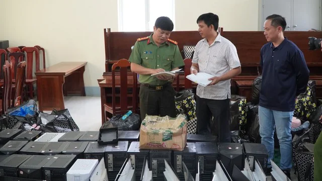 Gần 200 cảnh sát đồng loạt ra quân, bắt 74 người, thu 2 thùng tài liệu lớn chứa đựng gì bên trong?- Ảnh 2.