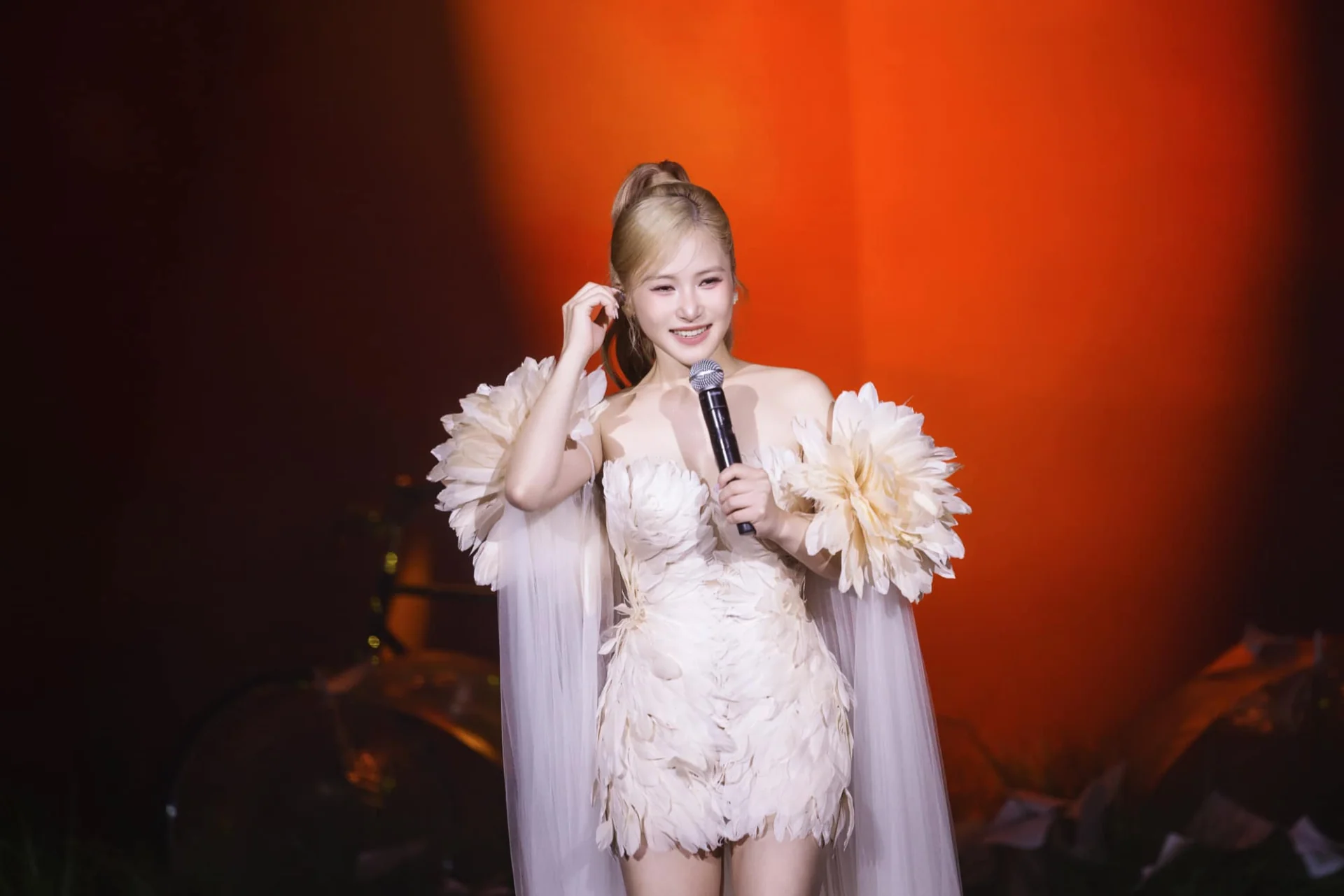 3.9 triệu lượt xem Hương Tràm bị “cướp mic”, giọng hát đẳng cấp diva nay đành nhường bước 1 người- Ảnh 5.