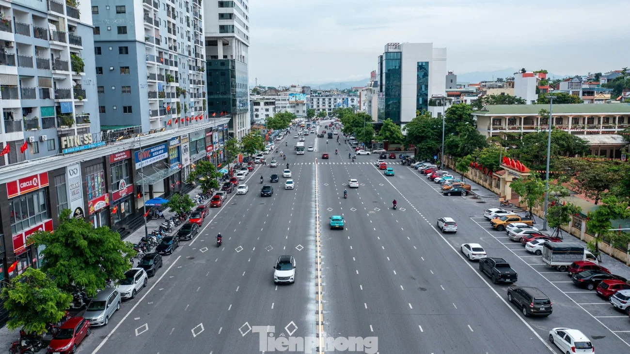ky-la-dung-hang-rao-sat-giua-duong-de-lam-dai-phan-cach-o-quang-ninh-1753774724.webp