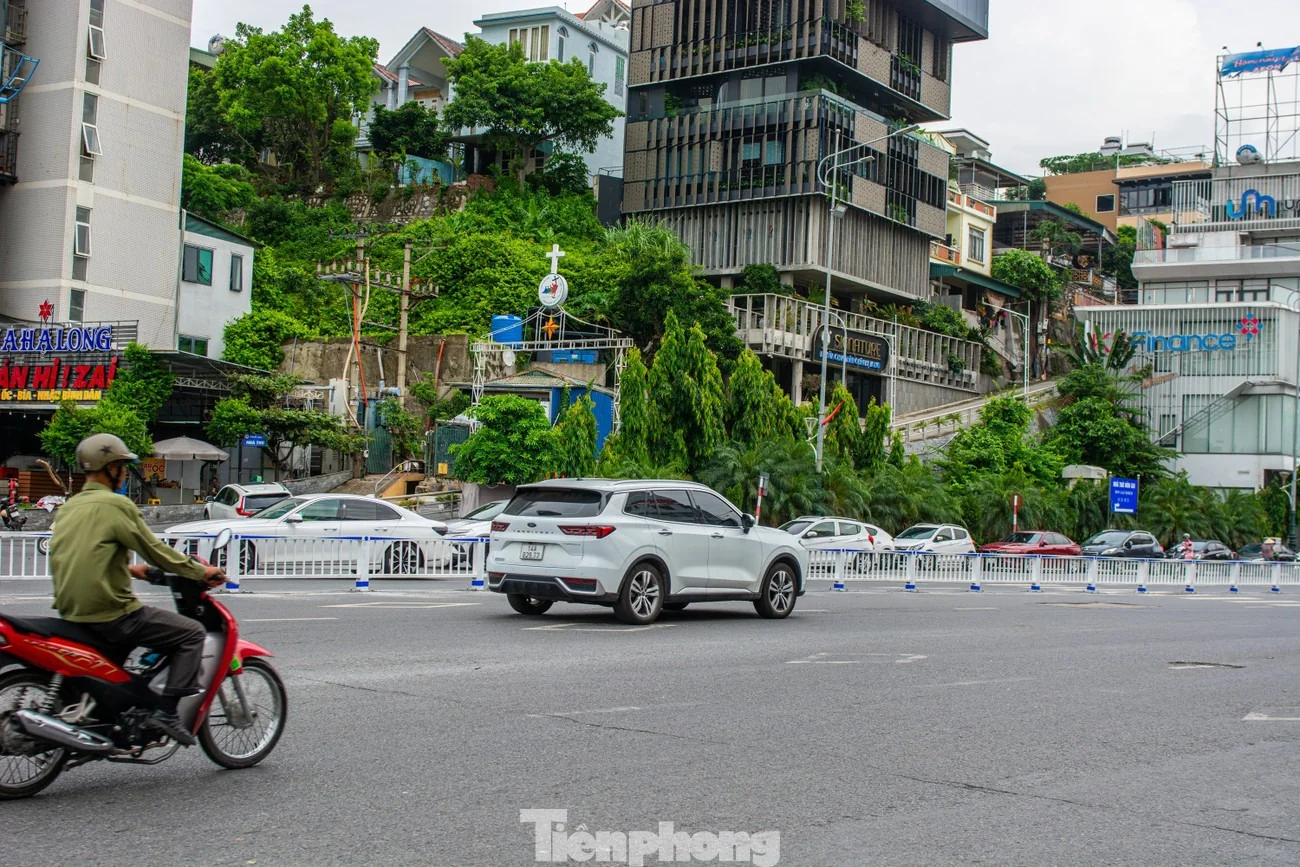 ky-la-dung-hang-rao-sat-giua-duong-de-lam-dai-phan-cach-o-quang-ninh-1753774727.webp