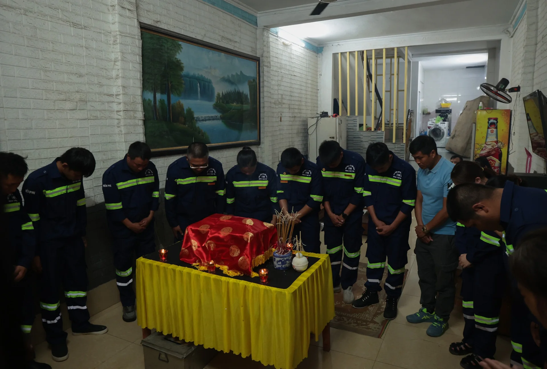 Đội cứu hộ cứu nạn 116 khóc nghẹn trong tang lễ người cha đơn thân tử nạn khi tắm biển Hòn Gai: “Đó là điều cuối cùng chúng tôi có thể làm”- Ảnh 8.