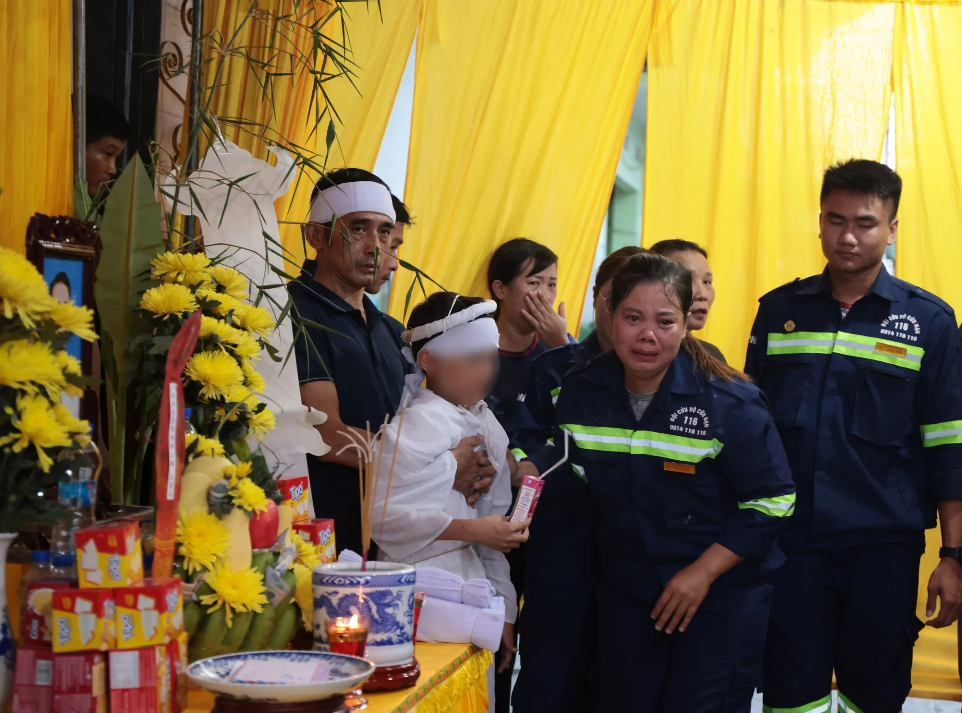 Đội cứu hộ cứu nạn 116 khóc nghẹn trong tang lễ người cha đơn thân tử nạn khi tắm biển Hòn Gai: “Đó là điều cuối cùng chúng tôi có thể làm”- Ảnh 9.