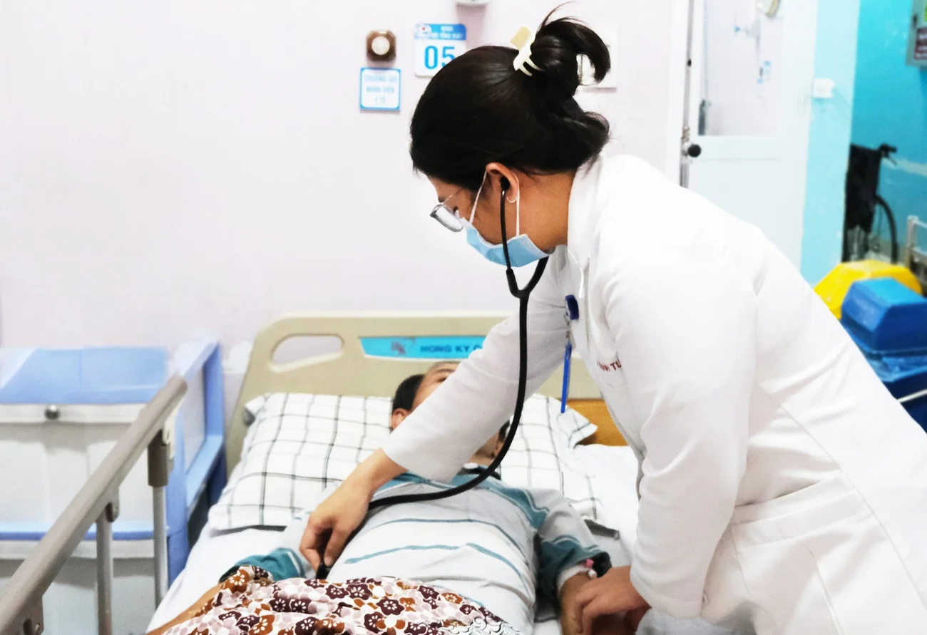 Xẻ thịt lợn không đồ bảo hộ, người đàn ông đối mặt nguy cơ mất thính lực suốt đời- Ảnh 1.
