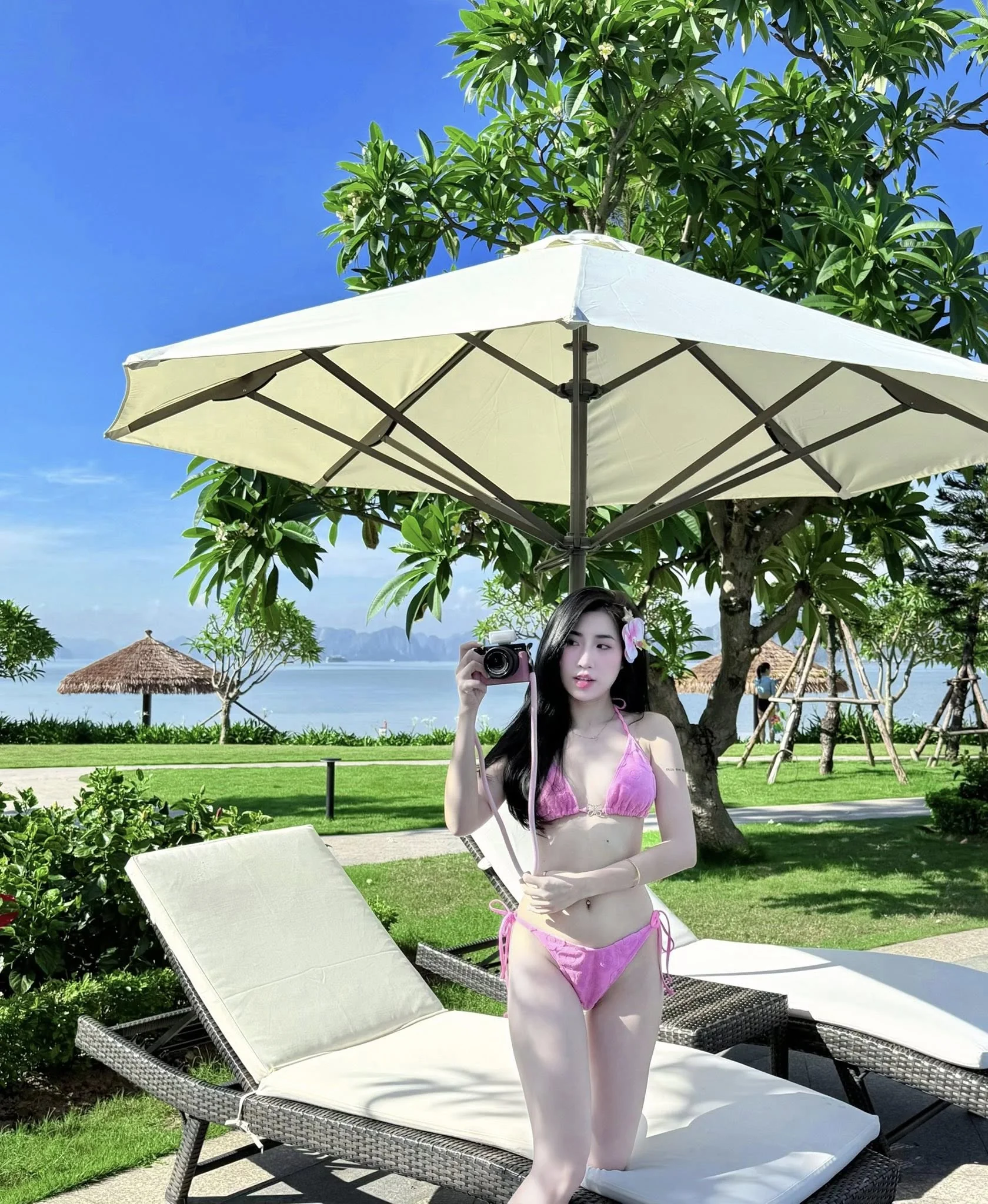 29-1753781474-em-gai-hot-nhat-lang-bong-da-dien-bikini-nong-bong-khoe-visual-cuc-pham-khien-dan-mang-bong-mat.webp