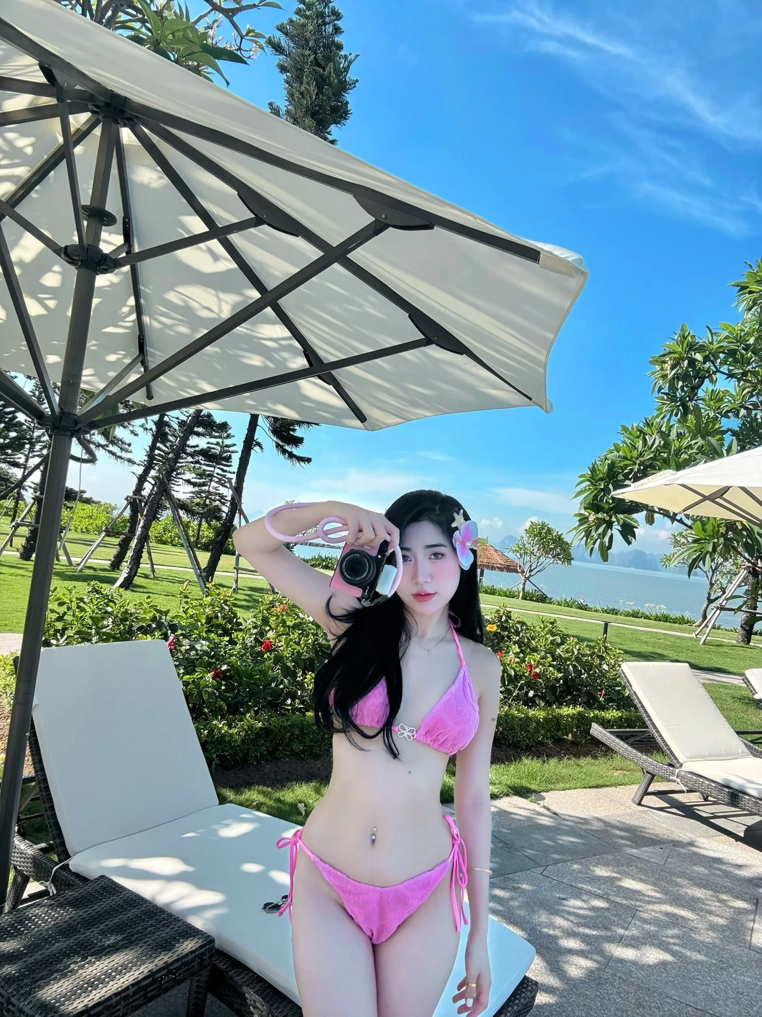 29-1753781484-em-gai-hot-nhat-lang-bong-da-dien-bikini-nong-bong-khoe-visual-cuc-pham-khien-dan-mang-bong-mat.webp