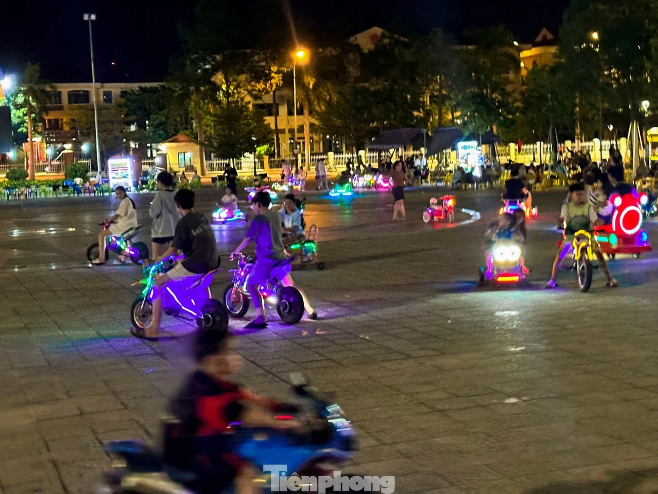 xe-dien-tu-che-chay-bat-nhao-trong-cong-vien-o-da-nang-nguy-hiem-rinh-rap-nguoi-di-bo-1753782353.webp