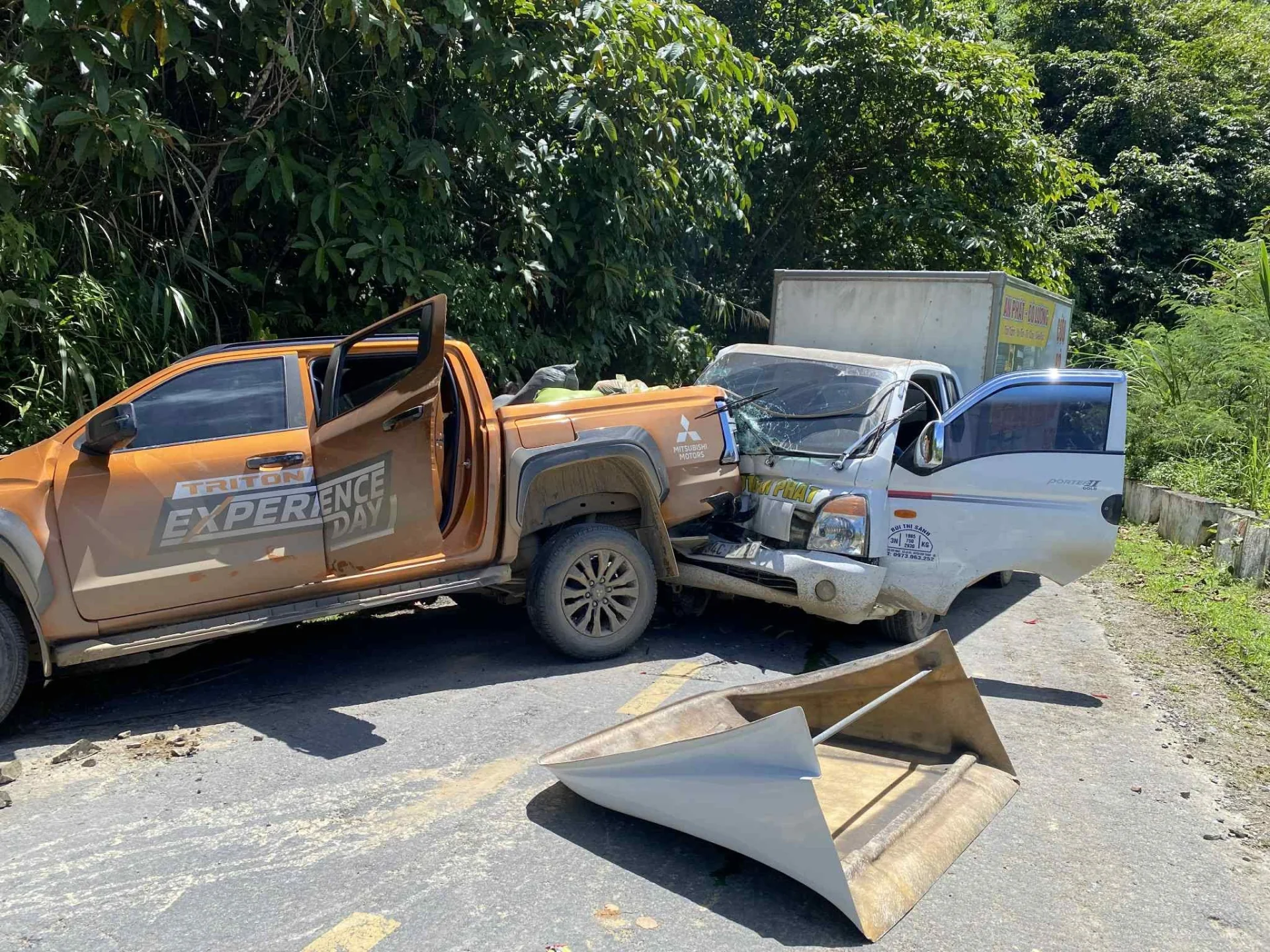 Tai nạn liên hoàn giữa 3 xe ô tô đang đi cứu trợ người dân lũ lụt - Ảnh 1.