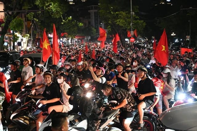Cổ động viên đổ xô ra đường giữa đêm mừng lần thứ 3 xưng vương Đông Nam Á của U23 Việt Nam- Ảnh 1.