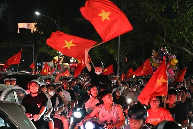 Cổ động viên đổ xô ra đường giữa đêm mừng lần thứ 3 xưng vương Đông Nam Á của U23 Việt Nam- Ảnh 3.