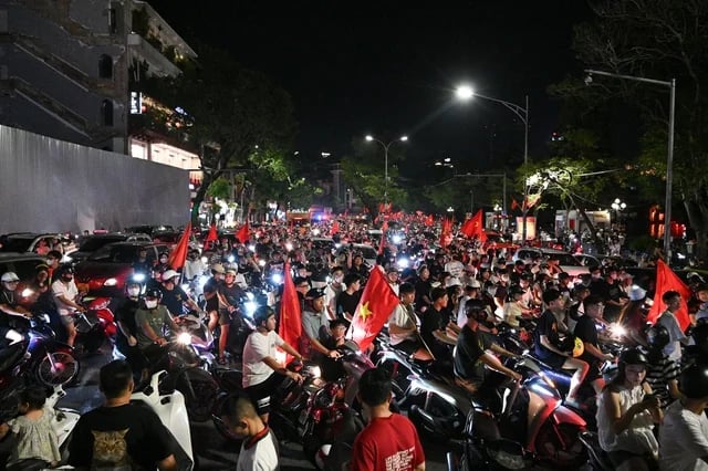 Cổ động viên đổ xô ra đường giữa đêm mừng lần thứ 3 xưng vương Đông Nam Á của U23 Việt Nam- Ảnh 4.