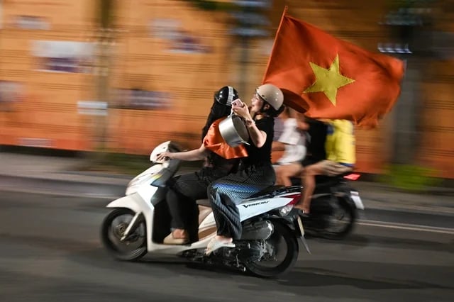 Cổ động viên đổ xô ra đường giữa đêm mừng lần thứ 3 xưng vương Đông Nam Á của U23 Việt Nam- Ảnh 9.