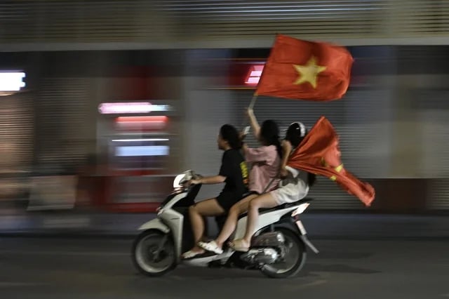 Cổ động viên đổ xô ra đường giữa đêm mừng lần thứ 3 xưng vương Đông Nam Á của U23 Việt Nam- Ảnh 12.