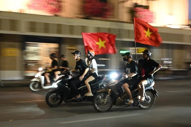Cổ động viên đổ xô ra đường giữa đêm mừng lần thứ 3 xưng vương Đông Nam Á của U23 Việt Nam- Ảnh 14.