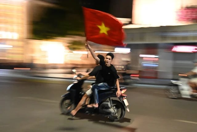 Cổ động viên đổ xô ra đường giữa đêm mừng lần thứ 3 xưng vương Đông Nam Á của U23 Việt Nam- Ảnh 13.