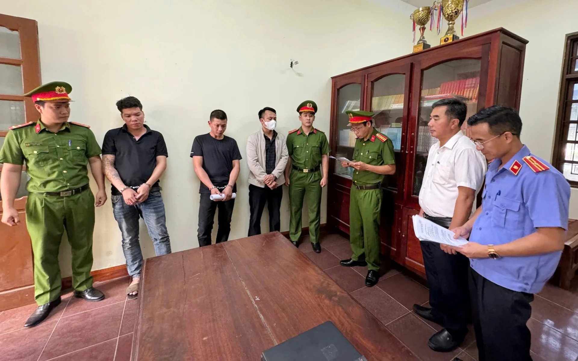 Vì sao chủ nha khoa Sài Gòn Dentist bị 3 thanh niên hành hung dã man?- Ảnh 1.
