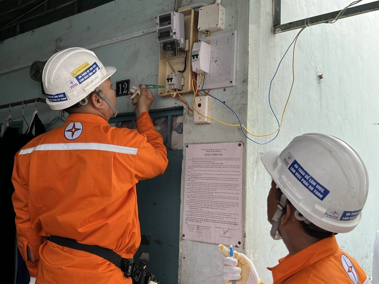 Cúp điện ở TP HCM giữa trưa , người dân khốn khổ vì mất điện đột ngột - Ảnh 1.