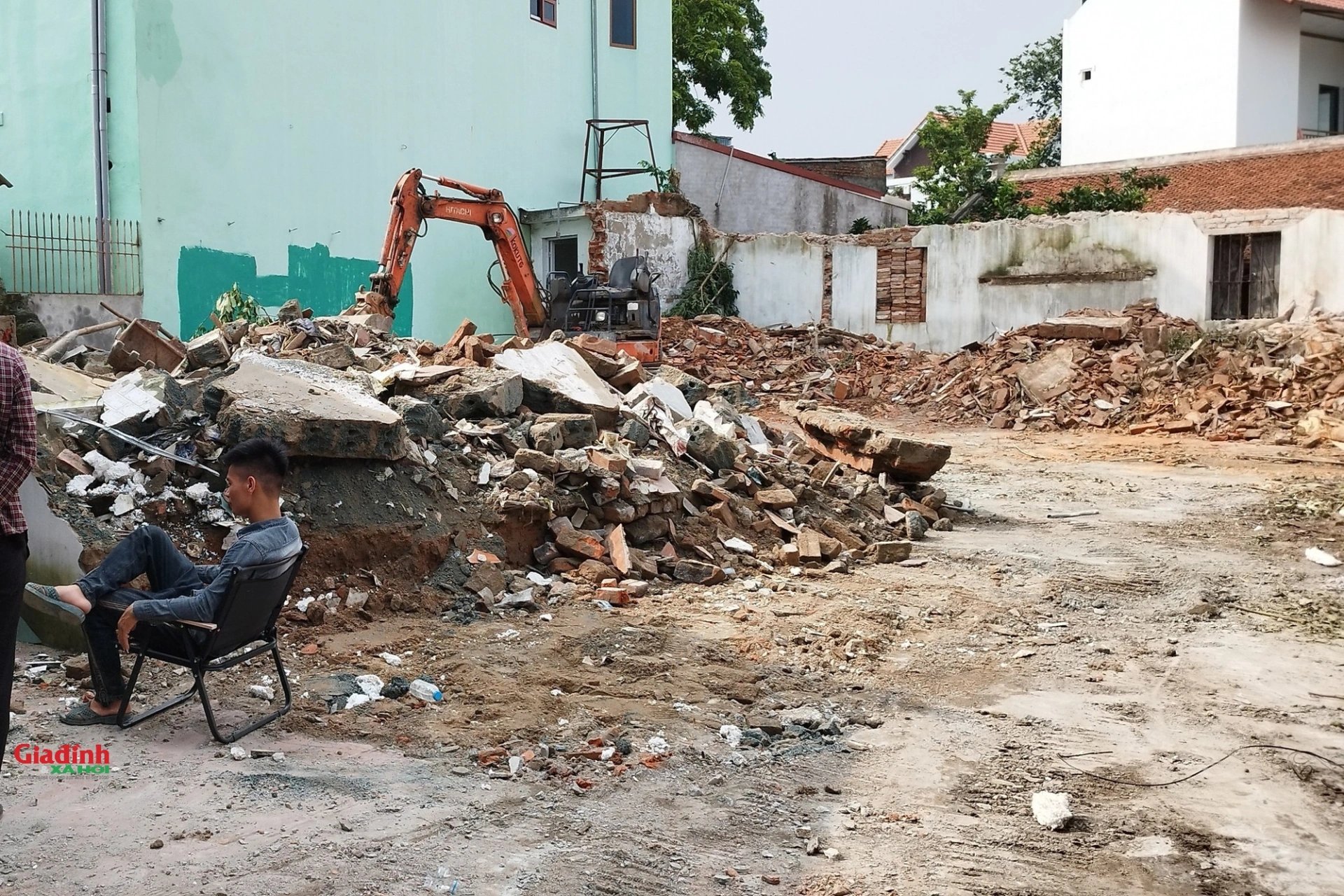 Hà Nội: 'Trưởng xóm' hành hung lái xe, ép chủ đất nộp 20 triệu 'quỹ xóm' khi dọn dẹp khu đất của gia đình- Ảnh 1.