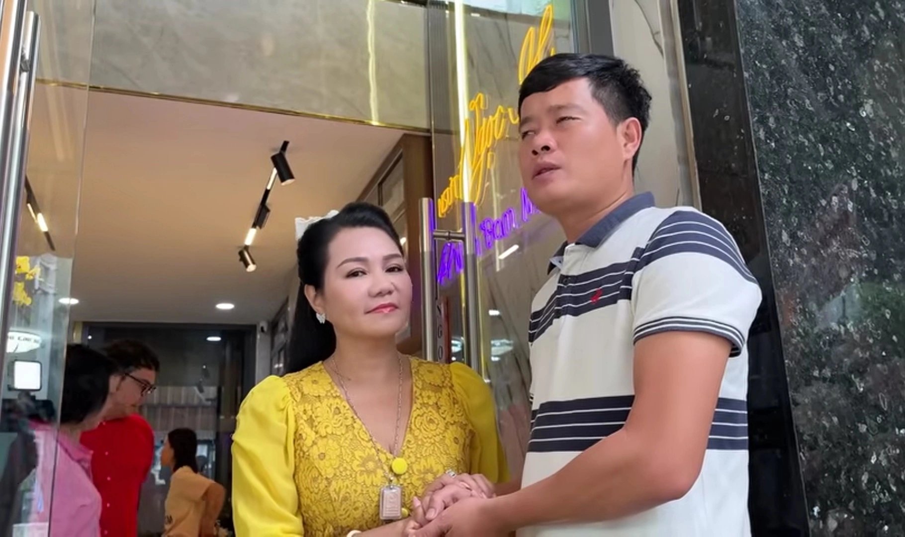 30-1753867716-nu-nsut-tu-my-ve-mua-nha-mat-tien-50-ty-mo-quan-len-tieng-xich-mich-voi-ong-trum-thu-2-cua-dien-quan.webp