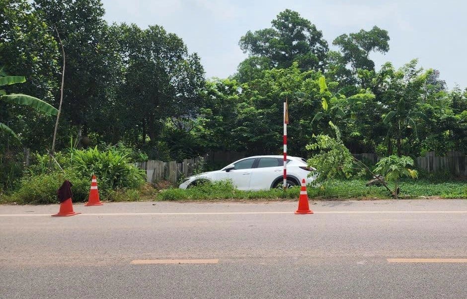 Cụ bà đang làm ruộng bị ô tô mất lái đâm tử vong- Ảnh 1.