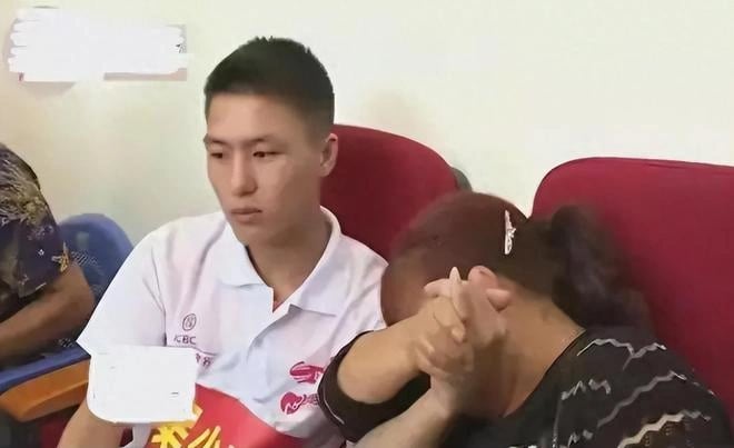 Bé trai 4 tuổi mất tích 17 năm, vừa đoàn tụ gia đình thì bố mẹ nuôi gọi điện 