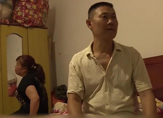 Bé trai 4 tuổi mất tích 17 năm, vừa đoàn tụ gia đình thì bố mẹ nuôi gọi điện 