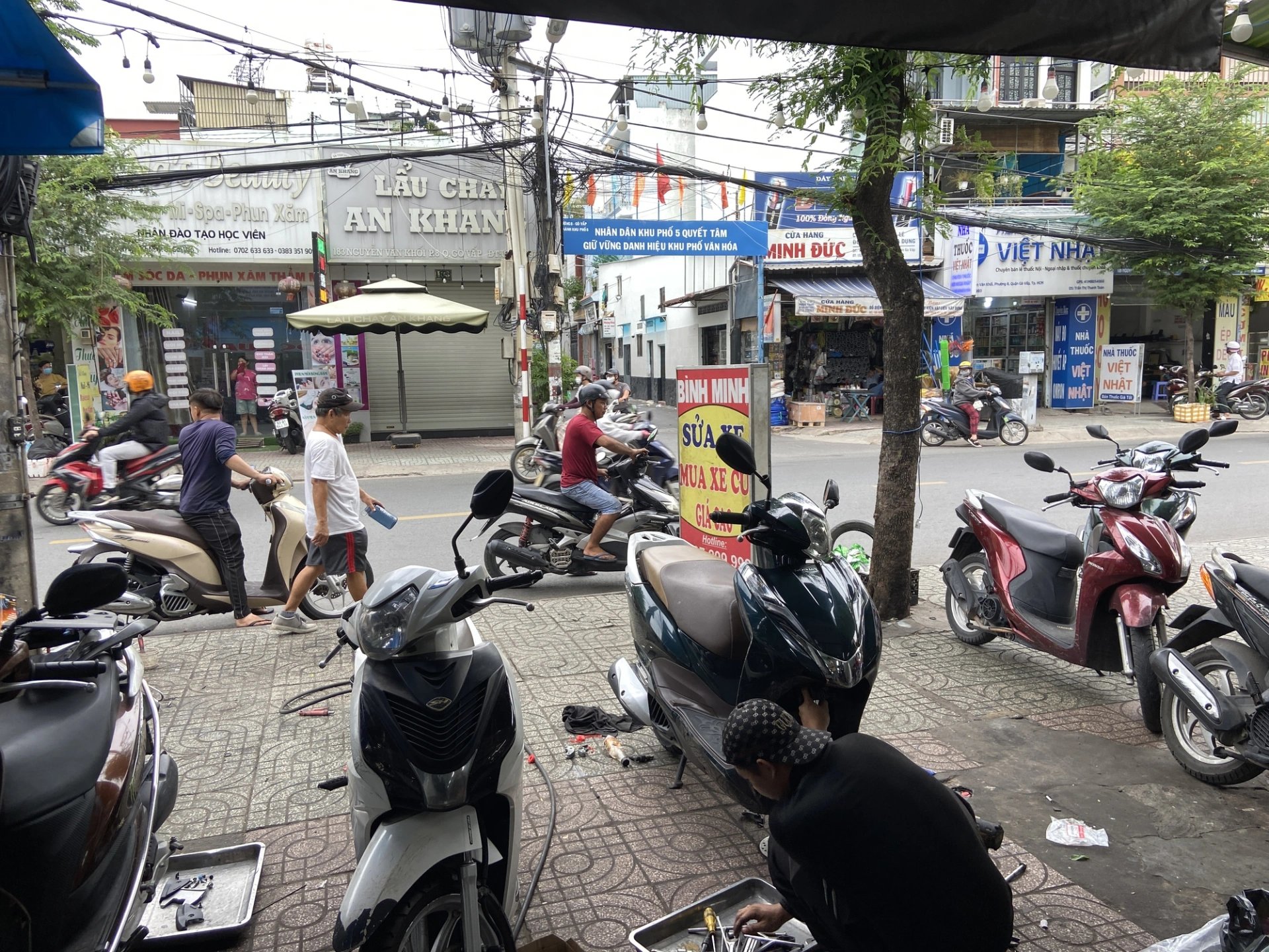 Giúp người bơm bánh xe miễn phí, chủ tiệm sửa xe ở TP.HCM bị truy hỏi, bắt đền: