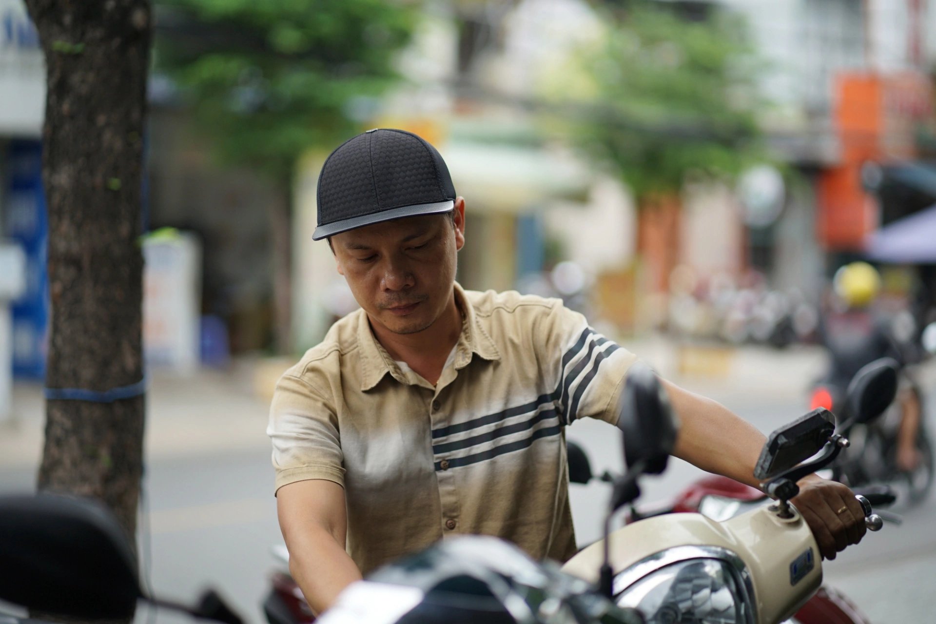 Giúp người bơm bánh xe miễn phí, chủ tiệm sửa xe ở TP.HCM bị truy hỏi, bắt đền: