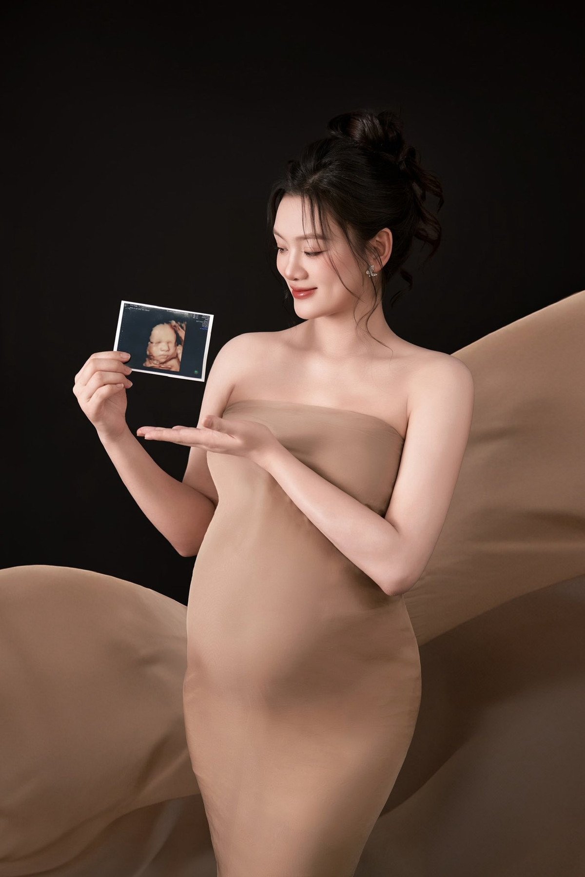 Người hâm mộ làng bóng chuyền Việt Nam đang cùng nhau gửi lời chúc mừng đến hoa khôi Nguyễn Thu Hoài sau khi cô chia sẻ tin vui sắp chào đón thành viên mới trong gia đình.