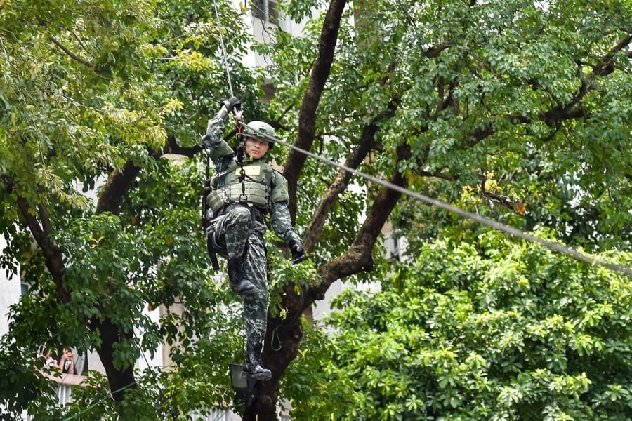 31-1753948728-can-canh-canh-sat-dac-nhiem-hop-luyen-du-day-nhay-vong-lua-trinh-dien-khi-cong-thuong-thua-ben-ho-guom.jpg