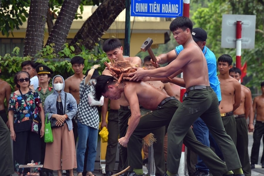 31-1753948728-can-canh-canh-sat-dac-nhiem-hop-luyen-du-day-nhay-vong-lua-trinh-dien-khi-cong-thuong-thua-ben-ho-guom.jpg