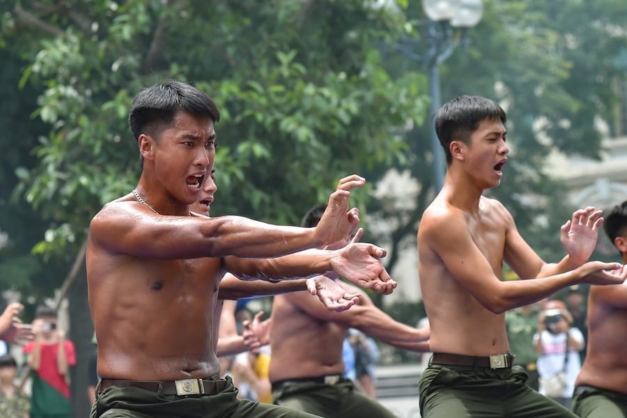 31-1753948728-can-canh-canh-sat-dac-nhiem-hop-luyen-du-day-nhay-vong-lua-trinh-dien-khi-cong-thuong-thua-ben-ho-guom.jpg