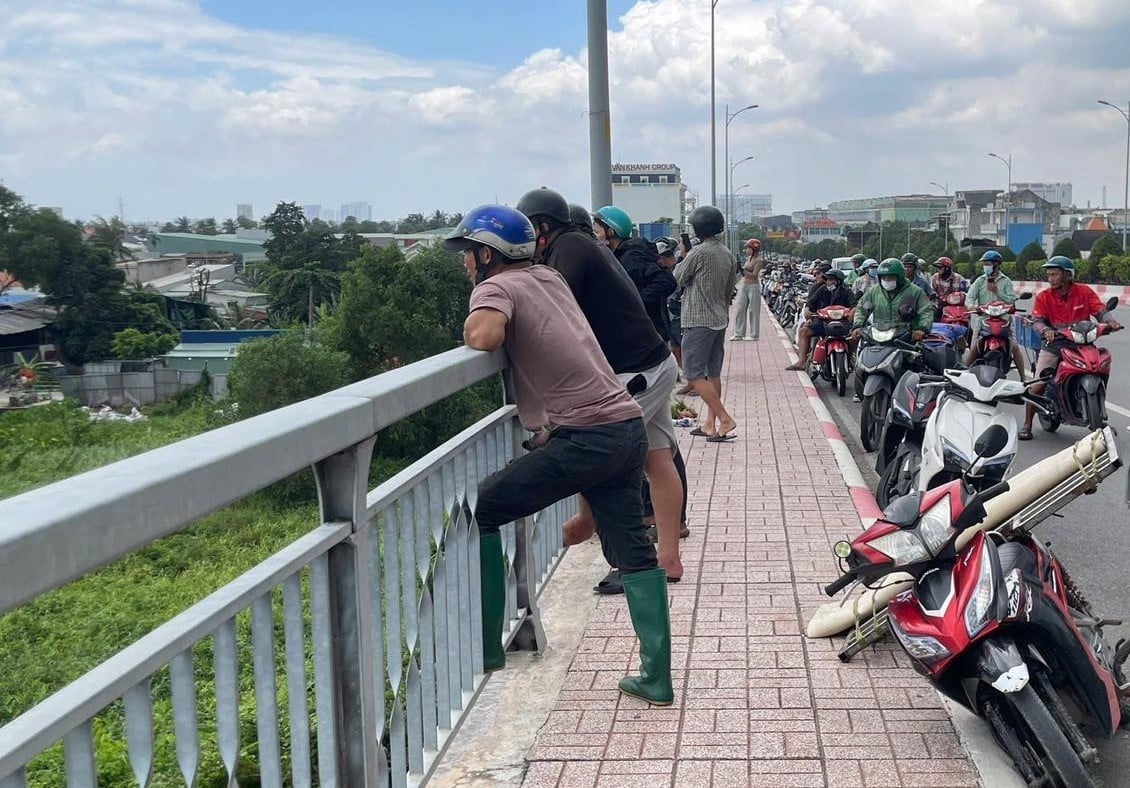 Tìm cô gái nhảy cầu ở sông Sài Gòn phát hiện thi thể nam giới gần cầu Phú Long - Ảnh 1.