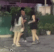 Nhóm đàn ông đánh người phụ nữ ở Quảng Ninh: Hé lộ cảnh người đàn ông áp sát, ôm nạn nhân trước quán hát - Ảnh 1.