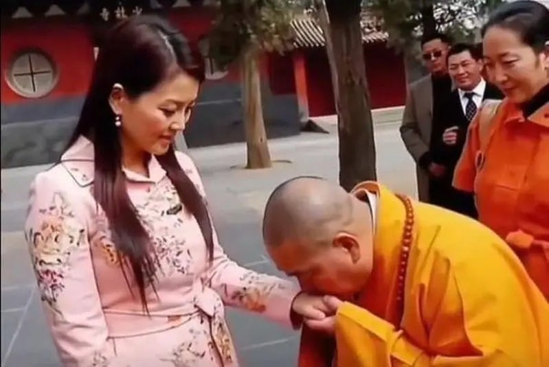 Trụ trì Thiếu Lâm Tự bị điều tra: MC giàu nhất Cbiz lộ ảnh phản cảm, 1 mỹ nhân dính biến bị xóa sạch phim- Ảnh 2.