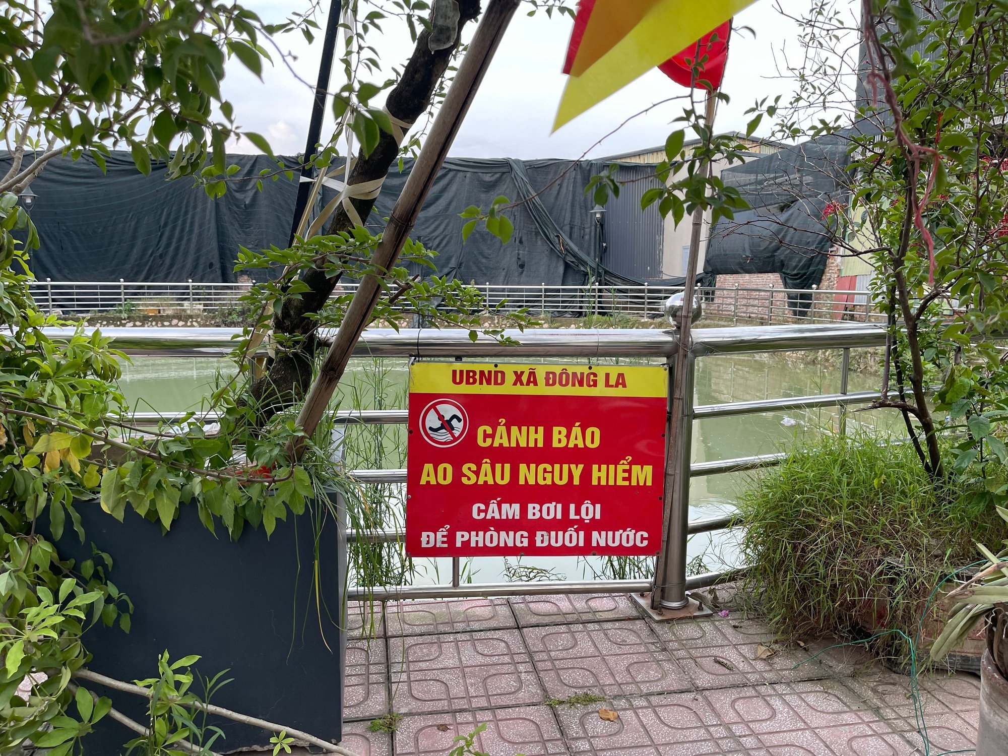 Người dân xót xa kể lại giây phút phát hiện hai anh em ruột tử vong dưới giếng ở Hà Nội: “Mọi hôm giếng đông người lắm, hôm ấy lại vắng...” - Ảnh 3.