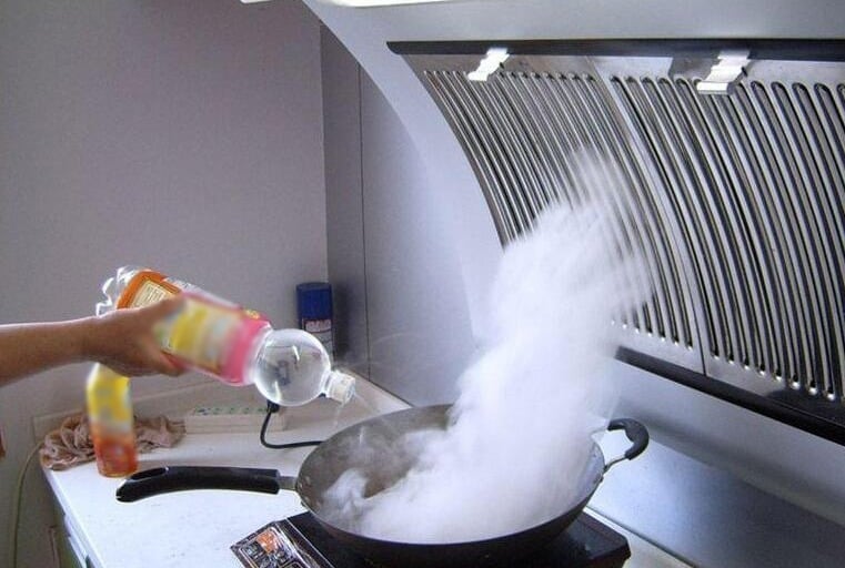 Hãy dừng ngay 6 thói quen tiết kiệm này, chúng đang âm thầm cướp đi sức khỏe gia đình bạn- Ảnh 1.