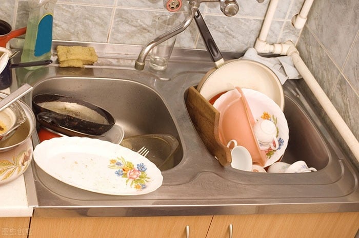 Hãy dừng ngay 6 thói quen tiết kiệm này, chúng đang âm thầm cướp đi sức khỏe gia đình bạn- Ảnh 2.