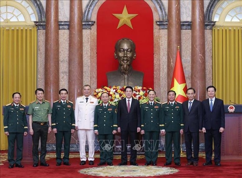 01-1754048378-bon-si-quan-cap-cao-quan-doi-va-cong-an-duoc-thang-quan-ham-cap-bac-ham-thuong-tuong.jpg
