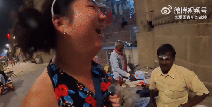 Giả gái đi Ấn Độ một mình, du khách bất ngờ với hành động của đàn ông bên đường: